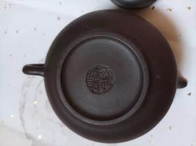 周桂珍制紫砂壶，宽16.5底直径11.5高5，壶身刻浙江省第三届暨兰溪市首届兰花博览会纪念，刻兰花！