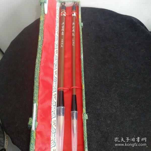 老毛筆（江南湖筆，書寫狼毫一盒兩支合售）筆桿長20厘米，出峰分別為:2.8厘米、2.5厘米，其中一支筆桿有裂，具體請閱圖。