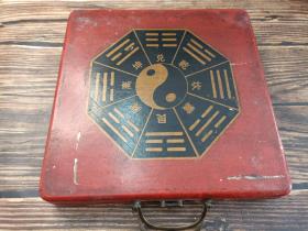 香港老字號羅經，木盒裝，銅鎖扣，刻度精準，大尺寸29X29CM