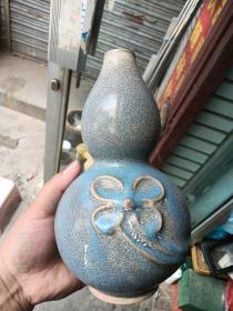 蓝釉开片葫芦瓶。年代未知，保真瓷不包年代。挺重的。
不包邮，运费到付。