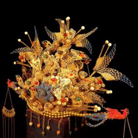 凤冠一顶，精美绝伦珠光宝气，全重700克，高度：32cm，宽度：50cm。仅作为艺术收藏品售出。