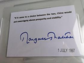 撒切尔夫人 1997年7月1日香港回归当天亲笔签名引言 语句引自中方代表表态言论“如果要在两者之间做出选择，中国将把主权置于繁荣和稳定之上。” 非常有意义 PSA鉴定封装