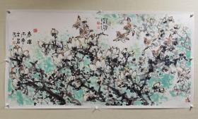 【保真】重庆国画名家石文君、彭石、胡焱合作花鸟作品四尺整张一幅《春晖》，带合影。石文君，中国美术家协会会员，中国国画家协会理事，重庆市女子书画协会副会长。其儿子彭石、儿媳胡焱均为中国美协会员，彭石现为重庆市美术家协会副主席，胡焱为重庆红岩书画院副院长。这是他们三人共同创作的一幅花鸟精品。