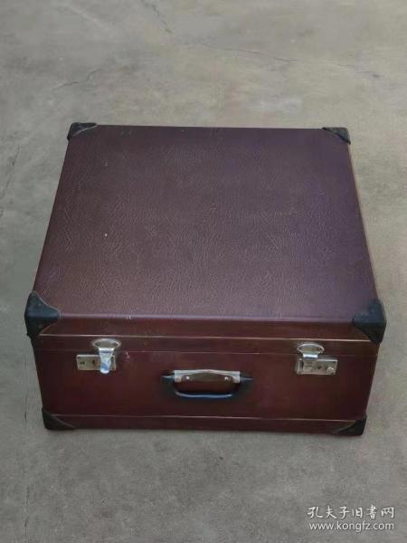 七八十年代天津鸚鵡牌手風琴，原裝皮箱:方48/48/高26厘米，品相一流，正常使用，保老保真