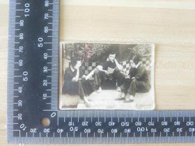 民国老照片 1948.9 三女生看书学习 7.3x5CM