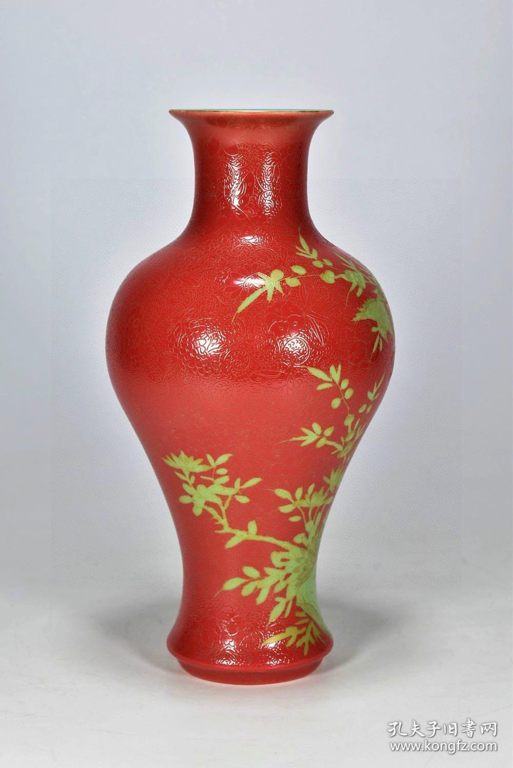 清乾隆年制郎红釉暗刻工满扒花鎏金加彩花鸟果实纹观音瓶古董古玩古