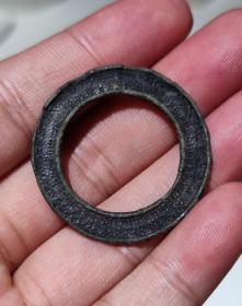 宋代巾帽环 带碎纹饰  品相如图,保真包老,尺寸直径35mm  所谓[巾环]