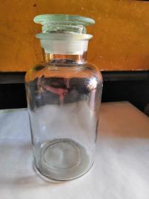 老的玻璃瓶～1000ml，品相如圖，完好，新的沒有使用過，磨砂瓶口，密封嚴實。質量非常好。