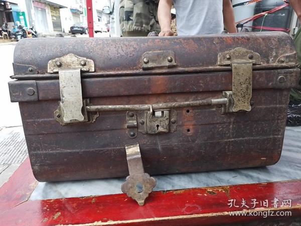 清末民國英國制造帶英文標志鐵皮箱一個。老華僑帶回的長50cm寬30㎝高30㎝