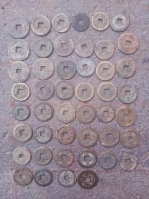 清代钱币46个，大小不等，相对比较小，（个别的是宋代的钱币），主要是嘉庆通宝和道光通宝，品相中等，过于挑剔者勿拍。平均2.7元一个。通走不单卖。