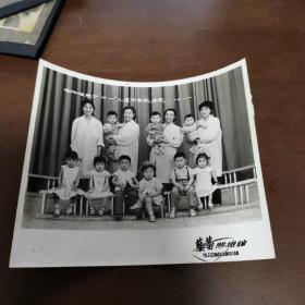 老照片：向阳拔丝厂六一儿童节合影留念（1981年）