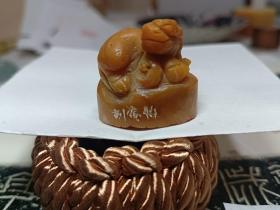 海东清（别署怡庵） 篆刻鸟虫篆印章《长乐》，老挝石，尺寸：3.2*1.9*3，作品得自作者本人，保真。【包邮快递】