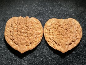 麒麟纹异形平安扁儿挂坠1对(49055) 【尺寸】边53高50/49厚18/17mm 【描述】麒麟纹官帽正宗桃心扁儿，配对精品，超薄款，非常漂亮！桩型特别端正，粗狂大气的麒麟纹路，圆润漂亮的大边，难得的精品，做挂坠做雕刻个性十足，高大上的产物！皮色红润，送礼收藏之神器。
