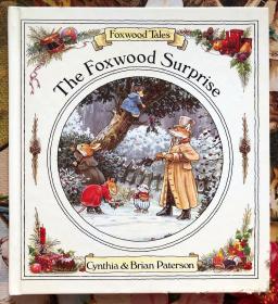 Foxwood Tales：The Foxwood Surprise 狐狸村传奇（1990年意大利印刷，精装，狐狸村的故事系列，在欧洲已经成为现代经典，深深吸引着不同时代的孩子，并成为最佳的床头故事。尤其当画家布莱恩·帕特森笔下生动的图画与作者辛西亚·帕特森的一连串冒险故事相结合时，一个充满活力的森林，就呈现在你的眼前。）