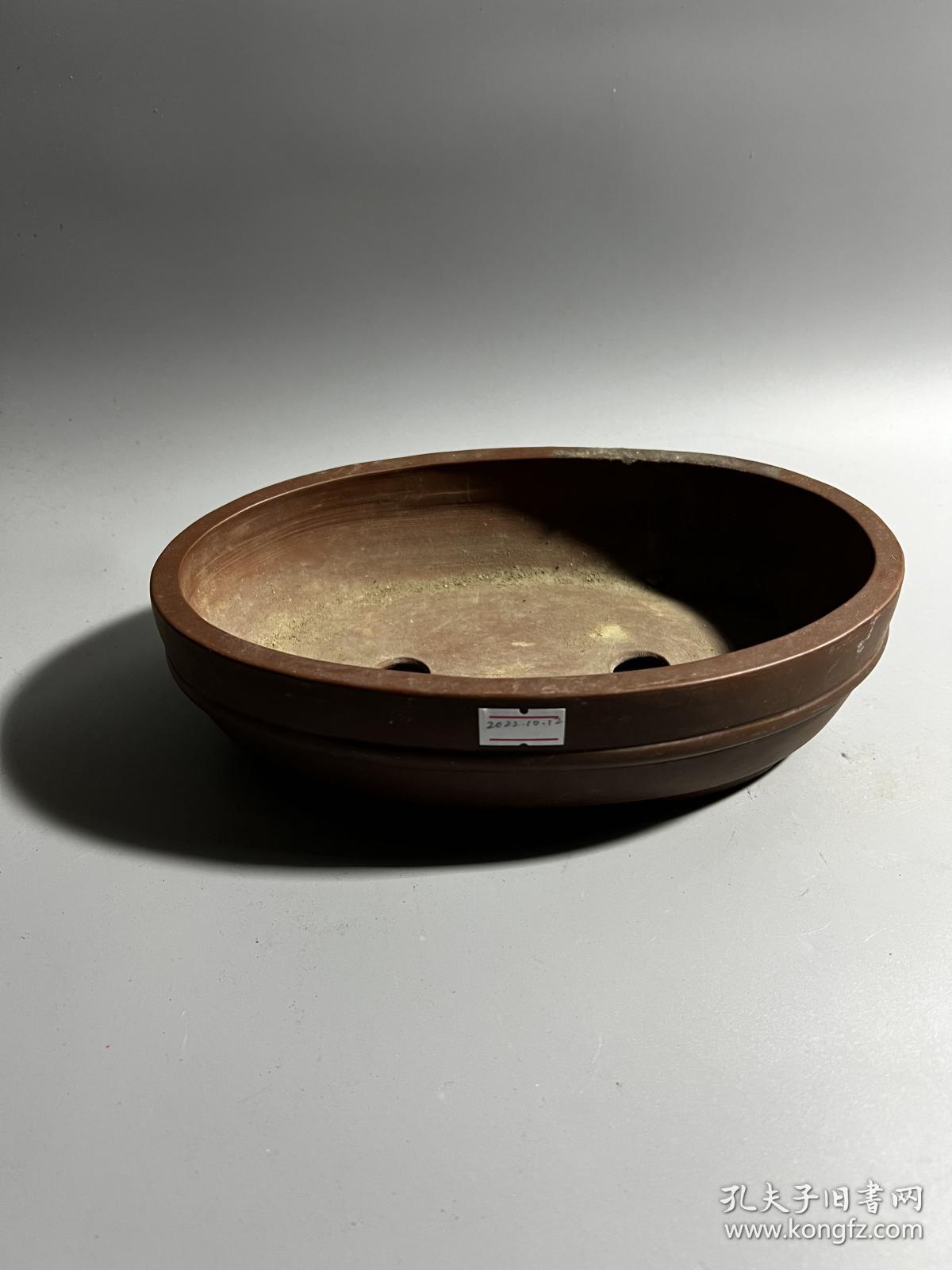 80年代左右,嵊县椭圆形腰线紫砂花盆一只,作者款