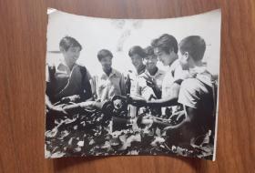 八十年代 新闻出版原版照片 薛明亮摄影作品 滑县城关公社书记与共青团员在学习棉田农药喷洒技术