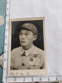 一本郝步青(曾当过团长)军人相册中的老照片:解放初军人照片(勋章)