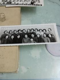 1957年福建省委女干部陈淑瑜，李其瑛，刘平杜三位同志参加农业劳动留影尺寸15.6x6cm