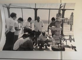 石油战线照片3张:中国石油考察团在科威特布尔干油田参观，埃及太阳能研究中心的工作人员在调整仪器，中海油钻井平台