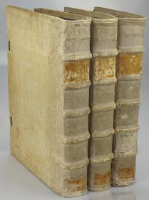 1484 摇篮本！Summa Historialis sive Chronicon《编年史》初版本三卷全，创世以来的历史，拉丁文。作者是15世纪意大利圣马可修道院院长及佛罗伦萨主教安东尼乌斯（1388-1459），出版者是当时出版界大佬纽伦堡的Koberger，著名的《科贝格圣经》《纽伦堡编年史》都是他出版的。开本辽阔40cmx28.5cm，封面为猪皮包裹木板，暗纹浮雕，内页触手如新，极其难得！