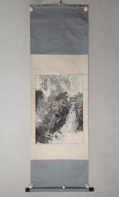 保真书画，山东名家，张宝珠《清音天上来》 山水画一幅，原装裱立轴，尺寸68.5×47cm。
张宝珠，男，1945年生于济南，20世纪60年代师从黑伯龙、陈维信先生学画，又受许麟庐、宋文治、何海霞、董寿平等指点，擅长山水、花鸟、书法。尤以松柏，故画坛有“张松柏”之美誉。现为国家一级美术师、中国美术家协会会员、济南画院专业画师、山东画院高级画师、山东泰山国画院院长、山东省文史馆馆员。