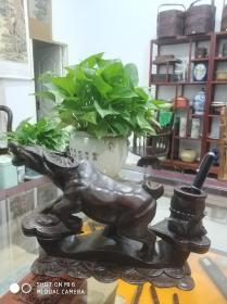 上海股票交易所收来的牛气冲天笔筒一只，纯手工雕制，卖个工钱吧，置于翠竹苑