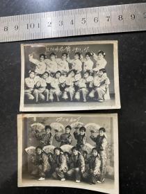1959年辽阳美女学生表演绣花舞扇子舞合影老照片2张