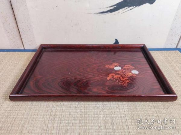 日本老木盤一枚
日本老木胎漆器金蒔繪茶盤
尺寸：長41.5厘米，寬27厘米，高2.5厘米。
產品描述：有磕碰劃痕掉漆，開裂如圖八。