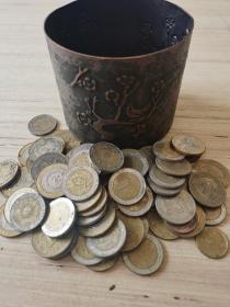 外国钱币80枚加一个老旧紫铜带花装币盒。盒尺寸：直径9厘米，高7.3厘米。
