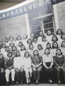1956年【邓颖超同志来郑州视察时与妇联会同志合影】、1950年【郑州市第一个幼儿园孩童玩乐】2张合售！14/9.8厘米，6/6厘米
