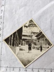 (外交人员相册)民国时期1947年干部在古建筑院子里照片