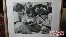 青年女子学习毛主席语录厚相纸超大幅照片50*40厘米