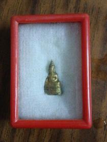 老爷子留下的藏化金佛像～佛像正下端有藏文、内有装东襾，摇了有声音（材质自鉴）尺寸高2.3Cm底长1.5cm／非卖品