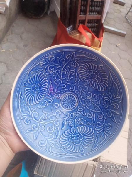 蓝釉刻花碗一个.年代未知,保真瓷不包年代.