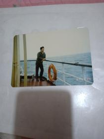 1987年彩色照片【1男于船上救生圈旁】