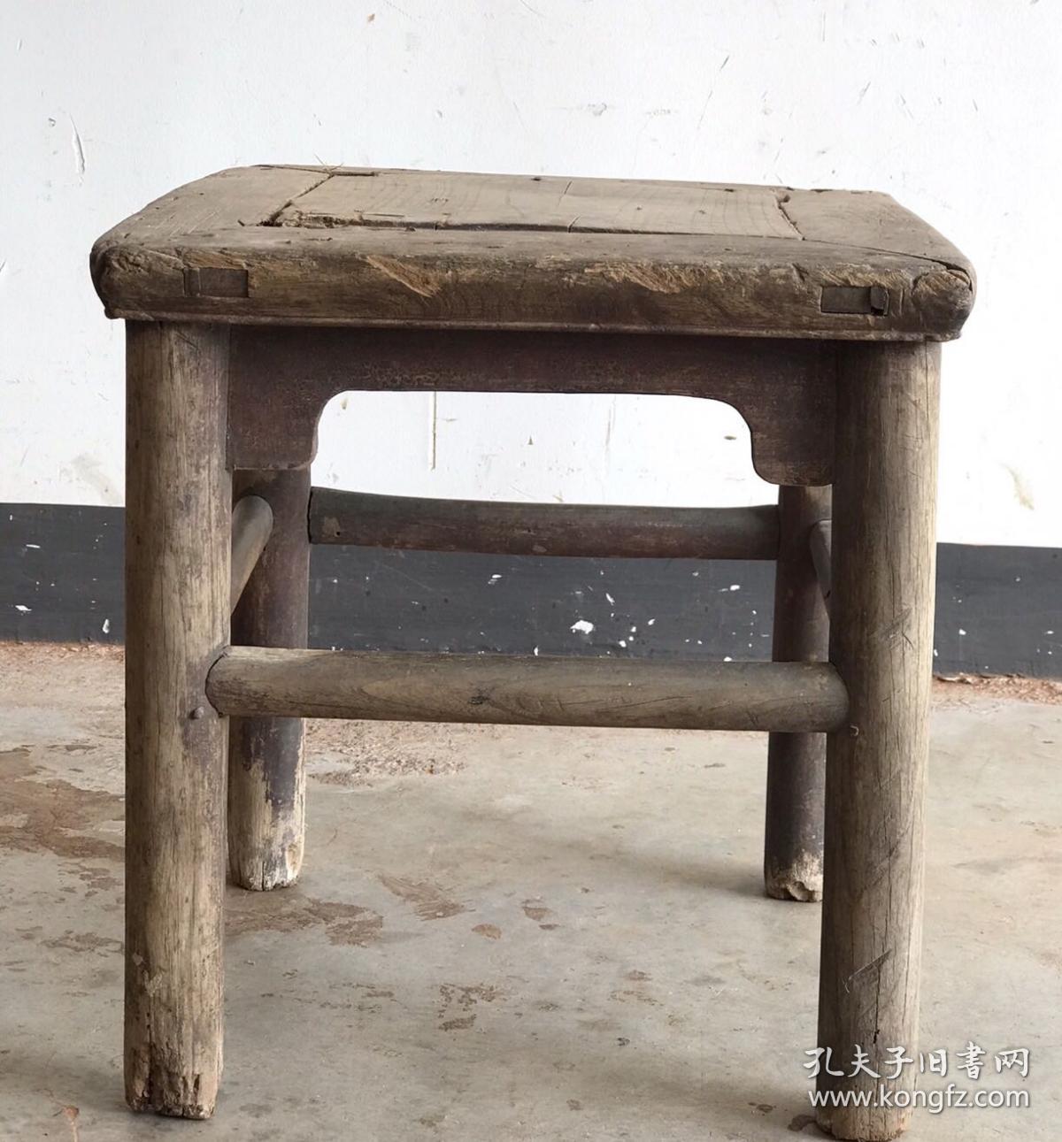 沧桑十足,面芯独板,盘沿阳线压至底部,刀牙精彩,横档鸭蛋圆至底压平面