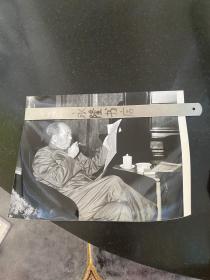 文革时期大尺寸老照片 毛主席穿军装抽雪茄看报纸