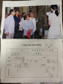 《中国社会报》稿件处理照片：参观周恩来纪念馆     王振全撰稿
