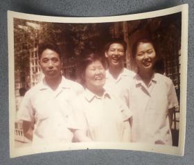 1976年一家四口在北京中山公园甜蜜合影老照片