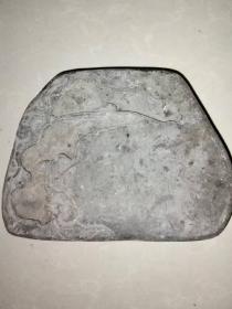 特价处理店存紫端砚两块，石质刻工具佳，底部有刻款，其中一块边缘有磕碰损伤，图片是清洗前后比对，只收一块款，另外一块边缘有磕碰损伤的搭送
