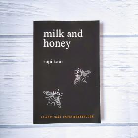 英文原版 牛奶与蜂蜜 Milk and Honey 自传体诗集 Rupi Kaur