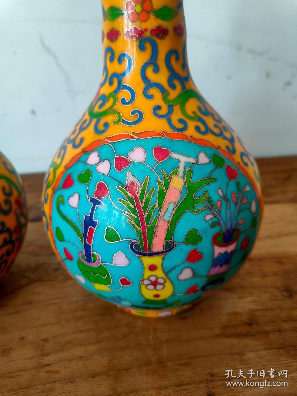 旧藏大明成化掐丝珐琅彩蒜头瓶一对