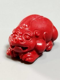 朱砂霸王貔貅吊坠(109p) 规格：31/21/16mm 重量：约16g 高含量朱砂，天然朱砂紫金砂霸王貔貅吊坠。采用原矿朱砂矿砂压磨而成。 本拍品非一物一图，同品质，同状态，随机发货。