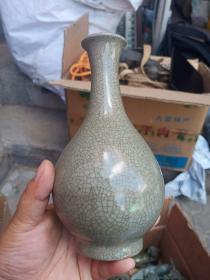 小玉壶春瓶，年代未知，可以作为欣赏和摆设之用，切记保真瓷不包年代，价格不高，售出不退。