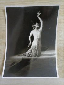【同一来源】约九十年代摄影师齐建国（未署名）拍摄《跳孔雀舞的美女演员》原版白边黑白照片1张