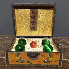 旧藏宝石猫眼石一盒，猫眼直径5厘米左右，可做健身球把玩，收藏欣赏。
