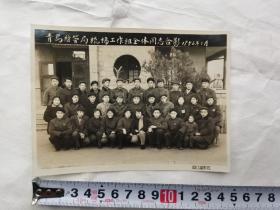 1956年，青岛纺管局梳棉工作组全体同志合影留念，尺寸如图，