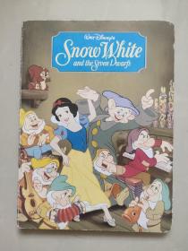 Wart Disney's Snow White and the Seven Dwarfs  英文彩色插绘本,硬卡纸圆角版.  适合儿童安全阅读