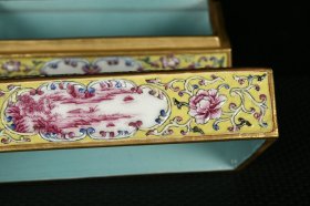 清乾隆黄地珐琅彩描金雕刻开窗婴戏纹粉盒
规格10.5厘米X18厘米X12厘米