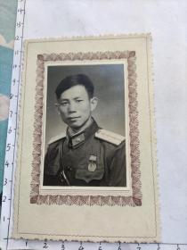 一本郝步青(曾当过团长)军人相册中的老照片:55式解放军上尉照片(三大战役勋章)(照片尺寸7.5*5)